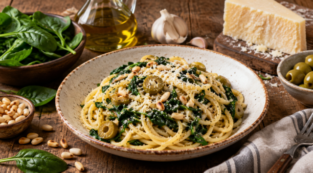 Spaghetti con spinaci, pinoli e pecorino