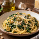Spaghetti con spinaci, pinoli e pecorino