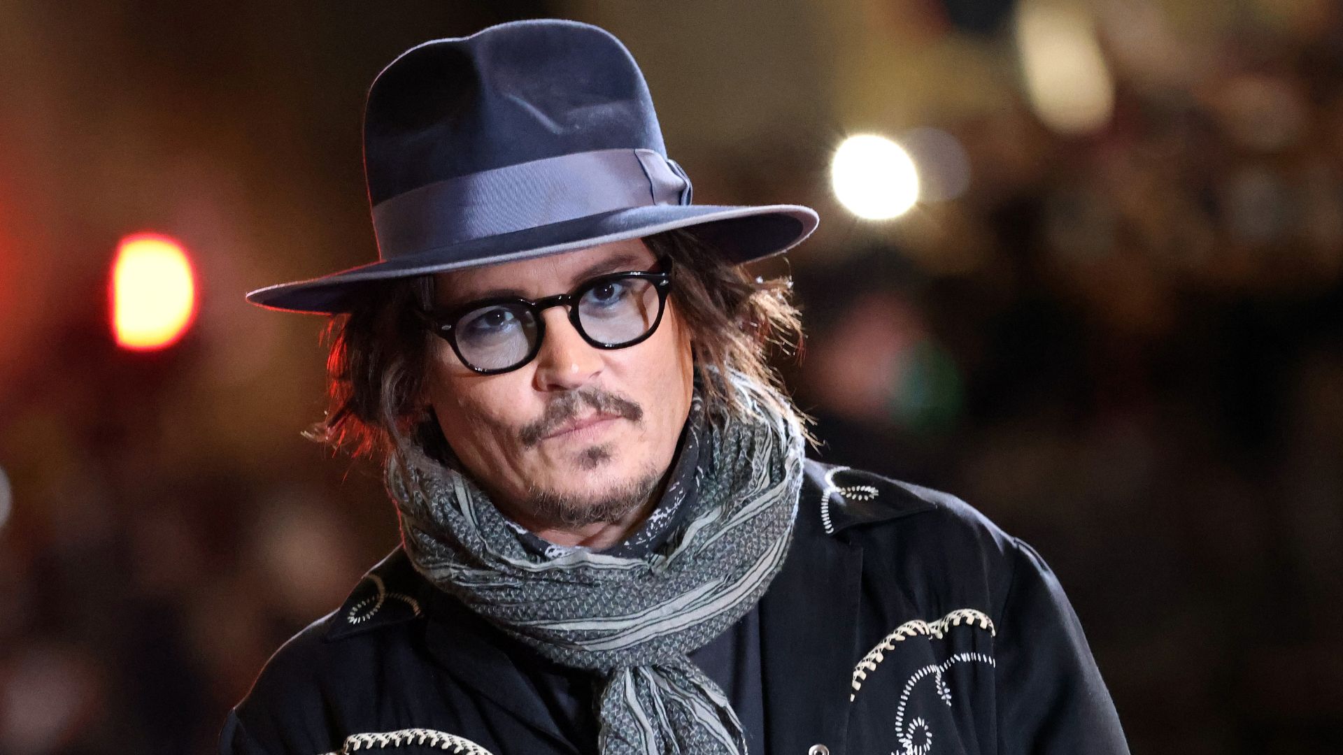 Charlize Theron e Johnny Depp, quel gelo che dura da 25 anni: cosa c’è dietro il rapporto tra le due star