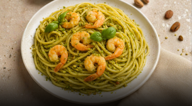 Pasta con pesto di pistacchi e gamberetti