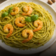 Pasta con pesto di pistacchi e gamberetti