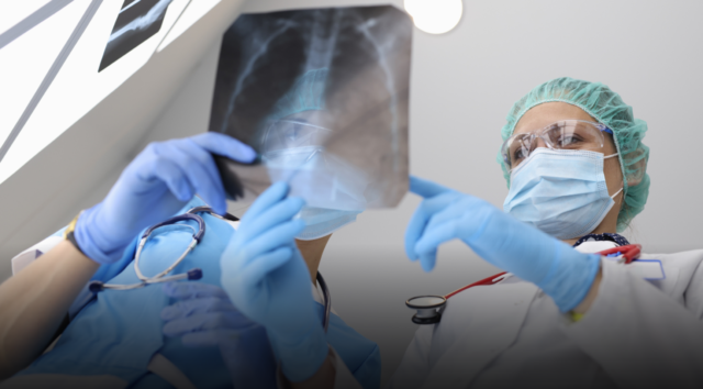 Polmonite atipica, la “polmonite camminante”: cos’è, come si manifesta e come si previene