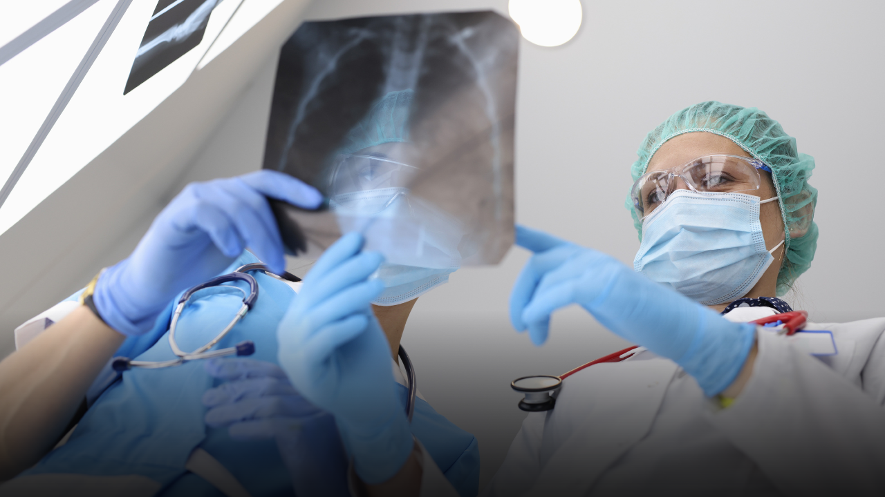 Polmonite atipica, la “polmonite camminante”: cos’è, come si manifesta e come si previene