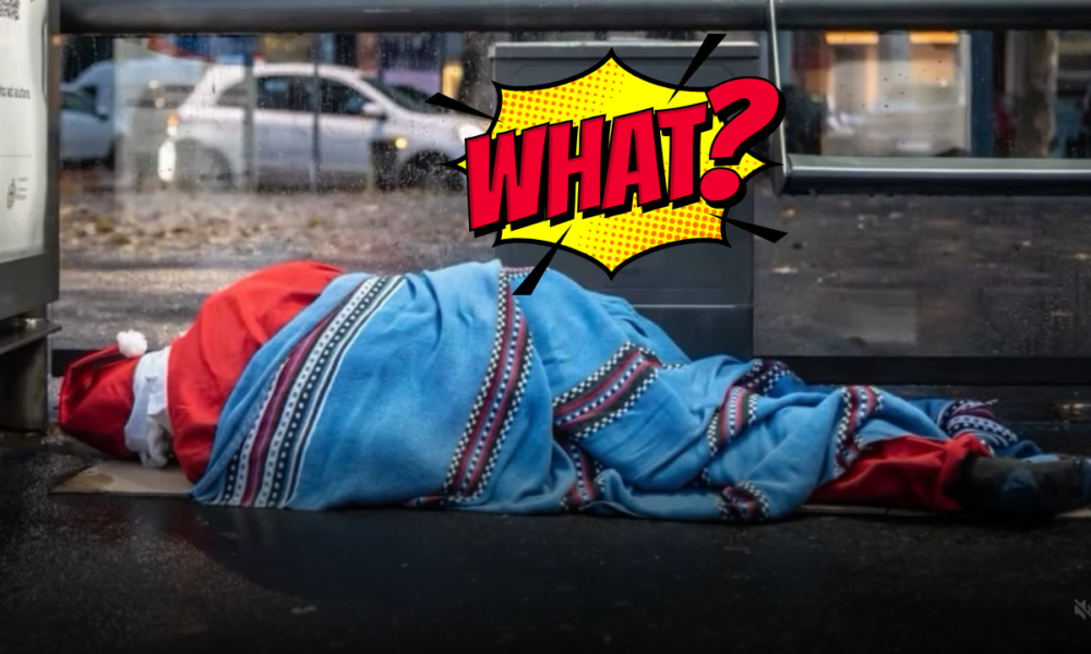 Babbo Natale dorme per strada