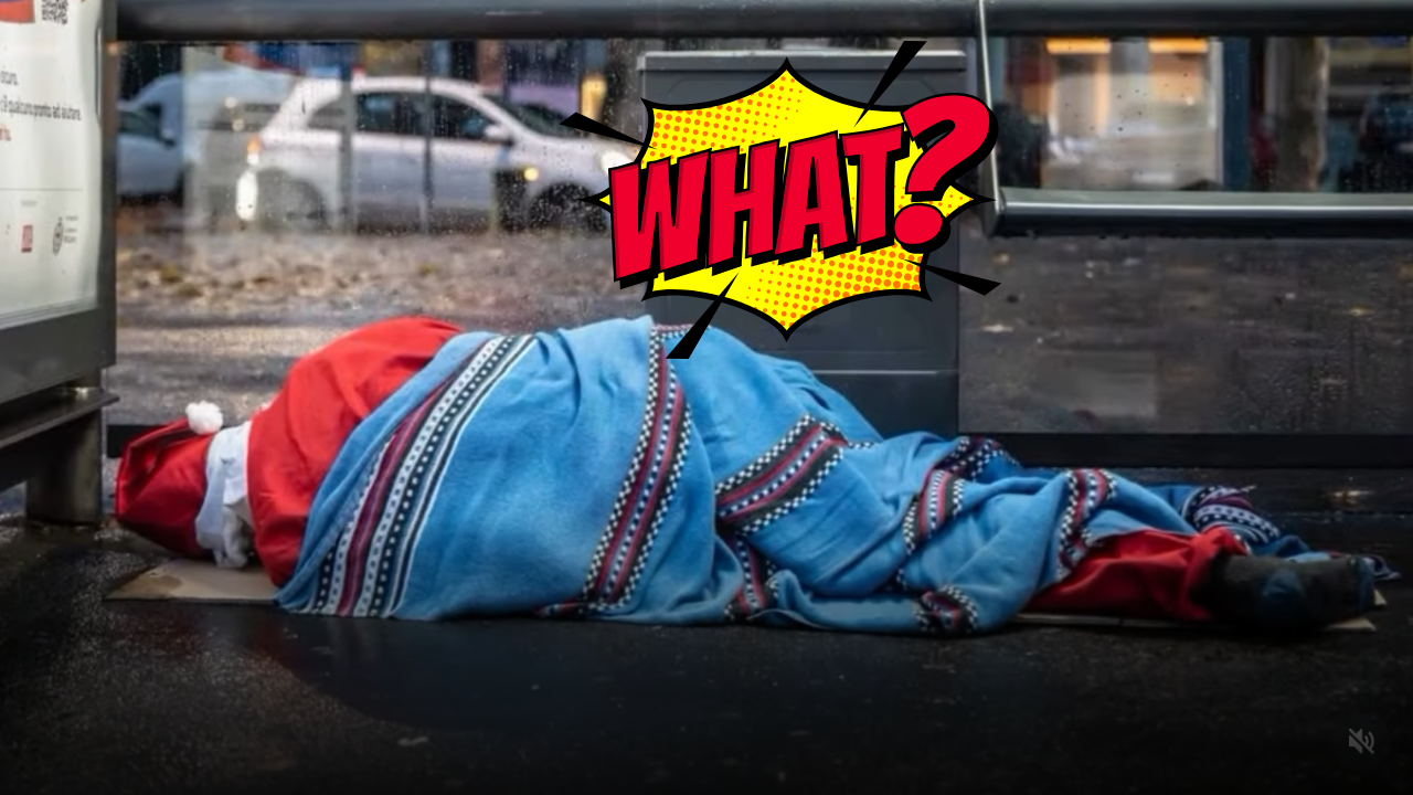 Babbo Natale dorme per strada