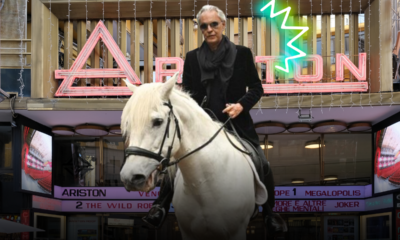 Andrea Bocelli incanta Sanremo: ingresso a cavallo bianco e ovazione all’Ariston