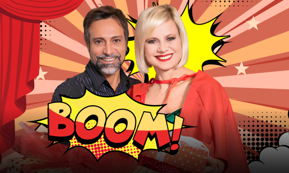 La finale del Grande Fratello Vip 2026 ha regalato il suo momento più teatrale e commovente quando Antonella Elia, rimasta sola al centro della Casa, si è ritrovata davanti a uno specchio crudele: quello della solitudine. Pochi istanti prima, la produzione aveva mandato in onda un filmato confessione in cui la concorrente si lasciava andare a parole intime e dolorose. Antonella, con la voce incrinata, aveva raccontato il peso del vuoto e quella difficoltà mai del tutto superata nel colmare una distanza emotiva che, più volte, l’ha fatta sentire smarrita. Poi il colpo di scena. Chiamata al centro del salone, la showgirl ha trovato davanti a sé la celebre scatola rossa. Dentro, una rosa e un biglietto. Poche righe, ma dal peso specifico enorme: “Siamo come due delfini: lontani fisicamente, ma nello stesso oceano. E continuiamo a sentirci.” Parole firmate da Pietro. Il pubblico in studio ha trattenuto il fiato. Antonella ha sorriso, poi si è commossa. E quando la porta si è aperta lasciando entrare Pietro, il boato del pubblico ha spezzato la tensione. L’incontro è stato un concentrato di emozioni contrastanti. Lui l’ha raggiunta, l’ha stretta e baciata, sussurrandole parole che hanno subito acceso la curiosità del pubblico: «Tu non sei una donna grande. Sei una grande donna.» Una frase che ha spiazzato Antonella, pronta a replicare con il suo stile tagliente e ironico: «Adesso basta con questa storia dell’età.» Ma dietro la battuta si percepiva qualcosa di più profondo. Pietro ha scelto il registro della sincerità, ricordando i momenti difficili condivisi a distanza: «Quando piangevi tu, piangevo anch’io.» Antonella non si è sottratta al confronto. Tra sarcasmo e verità, ha rinfacciato vecchie ferite, sottolineando come in passato si sia sentita trattata con freddezza. Eppure, nel tono, c’era meno rabbia del previsto. Più voglia di capire. A quel punto Ilary Blasi, da perfetta regista del momento, ha posto la domanda che tutti aspettavano: «Pietro, che rapporto vuoi davvero con Antonella? Amicizia o qualcosa di più?» La risposta ha gelato e acceso insieme lo studio: «Il nostro rapporto si è incrinato perché troppe persone si sono messe in mezzo. Se ci sono dubbi, dobbiamo guardarci negli occhi e parlarci noi due.» Parole nette, accolte da un lungo applauso. Il confronto si è chiuso con un abbraccio intenso e una promessa sussurrata tra i due, quasi a voler rinviare ogni risposta a fuori, lontano dalle telecamere. La finale prosegue, il televoto corre veloce e la corona del vincitore è ancora da assegnare. Ma per una sera, almeno, il reality ha smesso di essere gioco. È diventato racconto umano. E nel silenzio carico di emozione che ha accompagnato l’uscita di Pietro dalla Casa, è rimasta sospesa una domanda che nessun televoto potrà sciogliere: questa storia è davvero finita o è appena ricominciata?