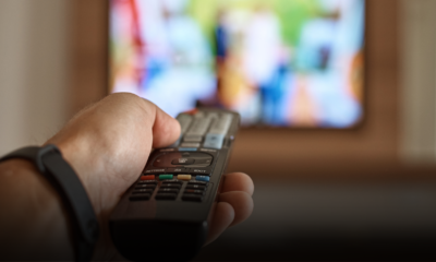 Perché non sopportiamo il silenzio in casa? La scienza svela cosa significa dover accendere sempre la musica o la TV di sottofondo