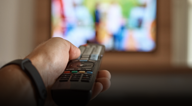 Perché non sopportiamo il silenzio in casa? La scienza svela cosa significa dover accendere sempre la musica o la TV di sottofondo
