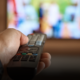 Perché non sopportiamo il silenzio in casa? La scienza svela cosa significa dover accendere sempre la musica o la TV di sottofondo