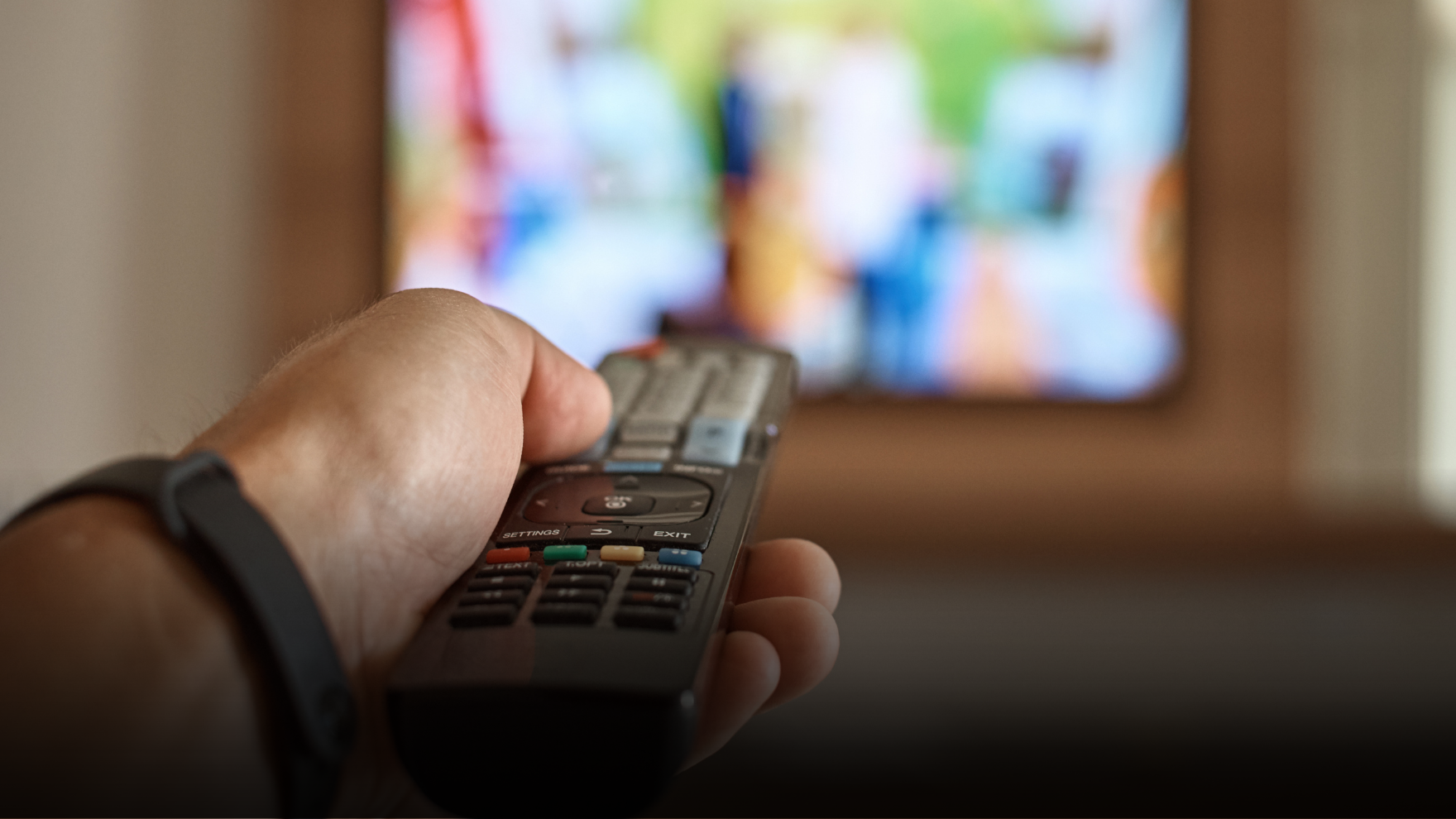 Perché non sopportiamo il silenzio in casa? La scienza svela cosa significa dover accendere sempre la musica o la TV di sottofondo