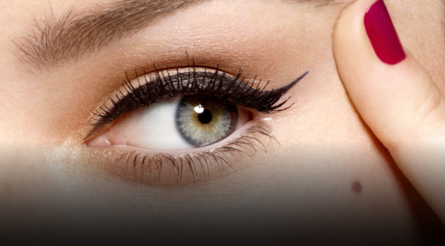 Eyeliner a prova di caldo. La scelta del finish resistente all'acqua e i passaggi per un'applicazione precisa
