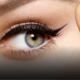 Eyeliner a prova di caldo. La scelta del finish resistente all'acqua e i passaggi per un'applicazione precisa