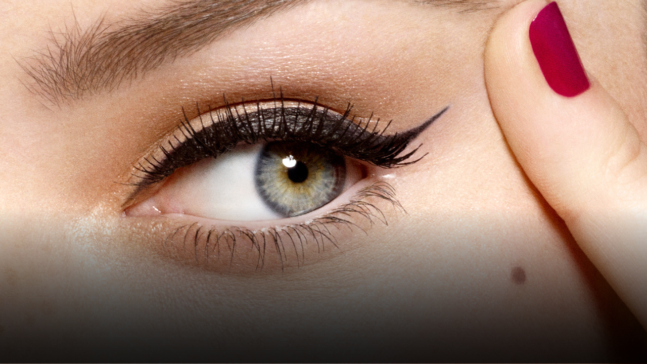 Eyeliner a prova di caldo. La scelta del finish resistente all'acqua e i passaggi per un'applicazione precisa
