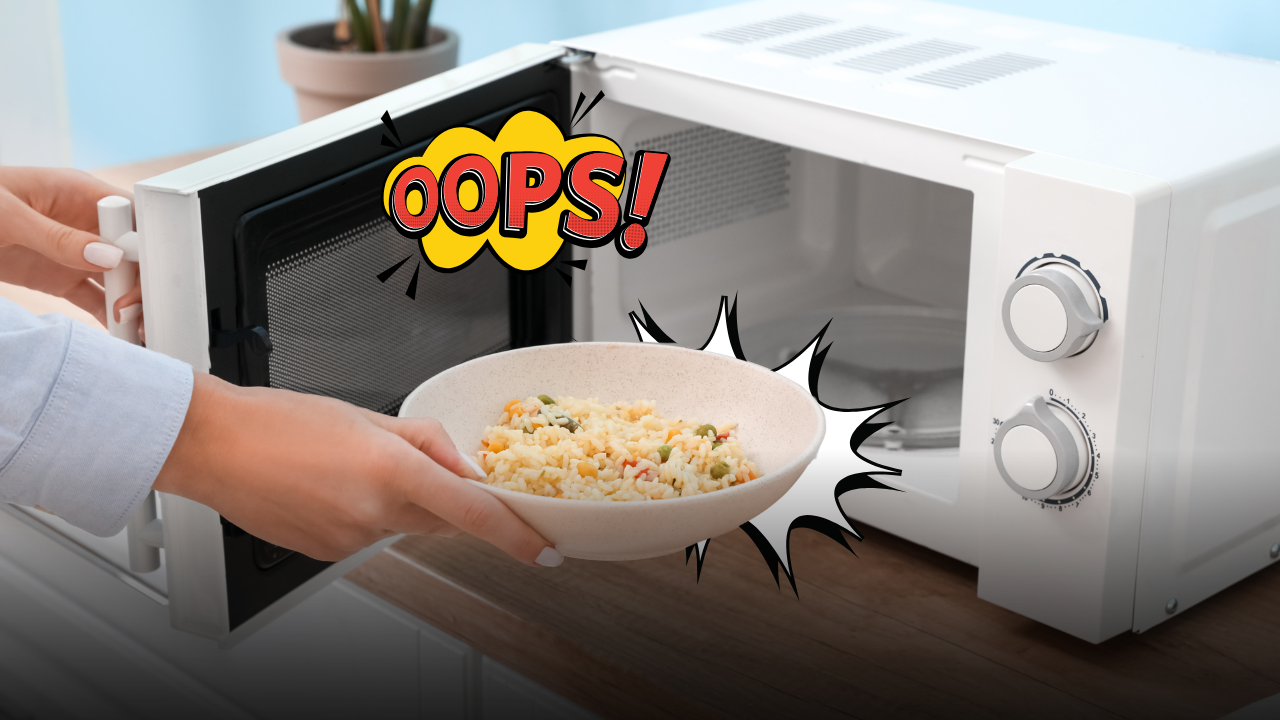 Microonde e sicurezza alimentare: perché uova, pollo e riso non andrebbero mai riscaldati con questo elettrodomestico