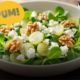 Fresca, croccante e pronta in cinque minuti: come preparare l'insalata perfetta con uva bianca, feta, valeriana e noci tostati