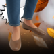Cosa sono le glove ballet pumps, la tendenza autunnale che spopola tra le celeb: le ballerine effetto guanto da avere subito