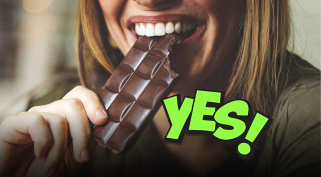 Mangiare cioccolato fondente rallenta davvero l'invecchiamento? Cosa rivelano gli studi su antiossidanti, cervello e salute cellulare