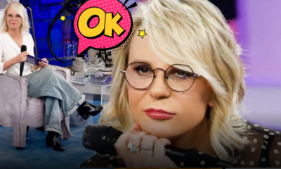 Maria De Filippi torna ad Amici con jeans larghi e stivali da 1.300 euro: il look casual della prima puntata nasconde un dettaglio di lusso