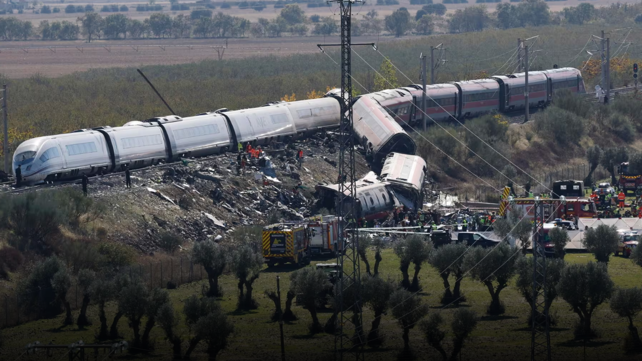 Disastro sui binari in Spagna, 69 morti a Toledo: l'ombra dell'errore umano sul binario unico che ha causato l'impatto