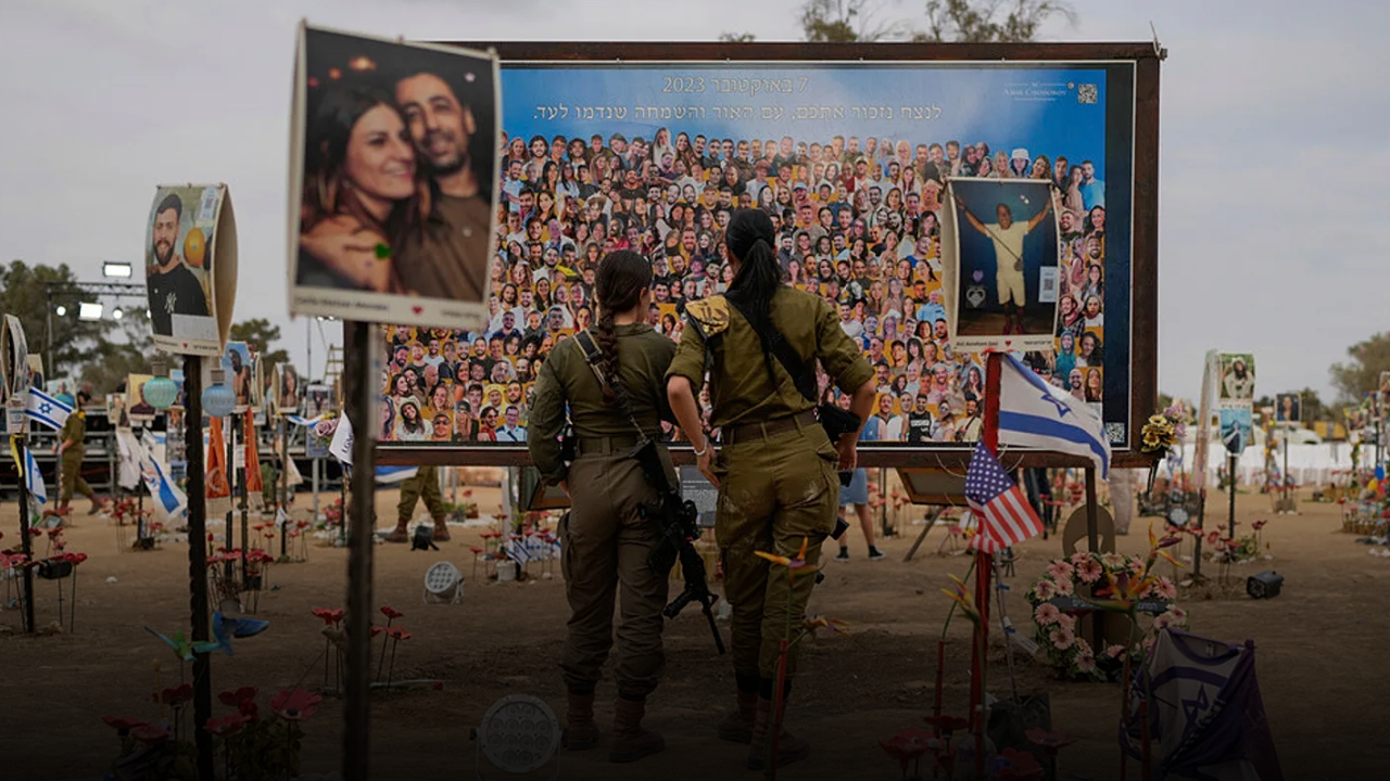 La tragedia di Nir Oz a tre anni dalla strage: storia del kibbutz spazzato via, i dati sulle vittime e le famiglie spezzate