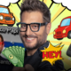 «Ciao, sono Enrico Papi»: la pubblicità dell'auto diventa il nuovo tormentone no-sense della Gen Z su TikTok